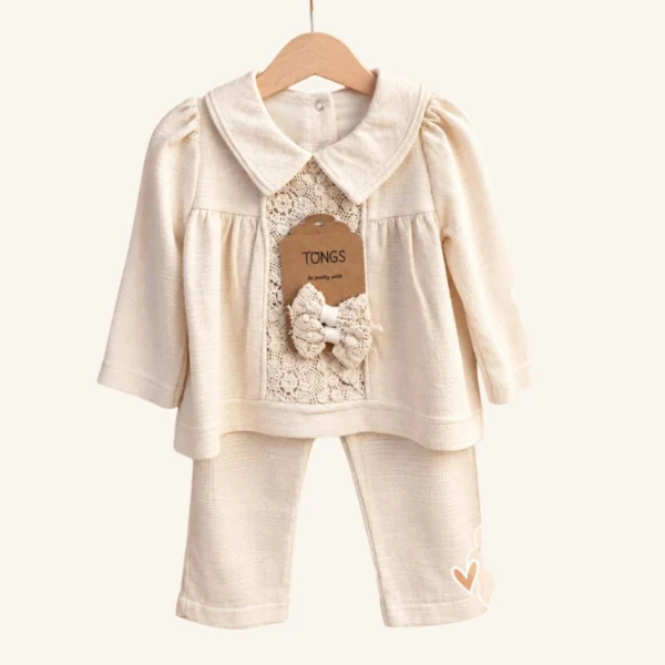 Elegant cream-colored baby girl outfit with lace and a bow – TONGS